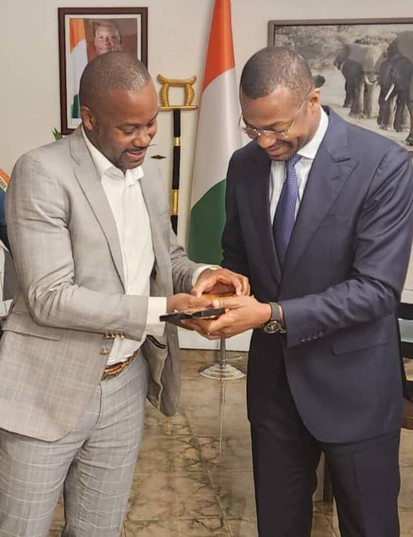 Le_Horse_Club_présente_son_trophée_à_Karim_Ouattara.jpeg